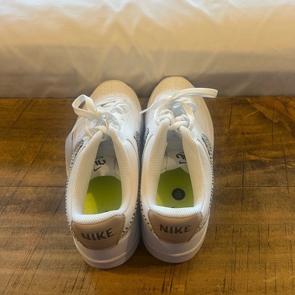 Women's Court Vision Low Casual Sneakers - Picture 4 of 6